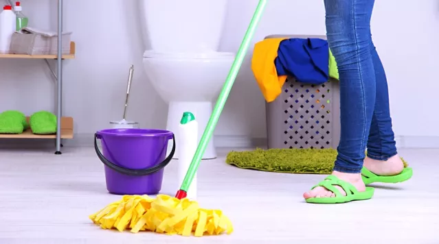 lär dig städa badrummet med denna checklista för hemstädning
